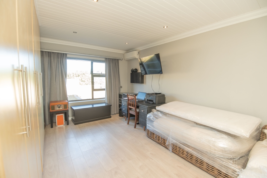 4 Bedroom Property for Sale in Clarendon Marine Eastern Cape